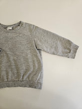 Cargar imagen en el visor de la galería, H&amp;M • Solid Pullover Sweater
