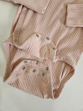 Cargar imagen en el visor de la galería, H&amp;M • Pink Ribbed Bodysuit
