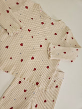 Cargar imagen en el visor de la galería, Zara • Ribbed Heart Print Set
