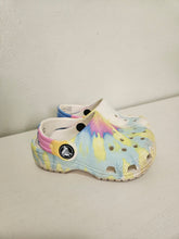 Cargar imagen en el visor de la galería, Crocs • Tyedye Pastel 6C
