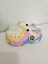 Cargar imagen en el visor de la galería, Crocs • Tyedye Pastel 6C
