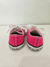 Charger l'image dans la galerie, Converse • Hot Pink Low Shoes 4C
