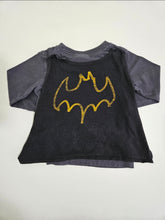 Cargar imagen en el visor de la galería, Baby Gap x Junk Food • Batman Shirt With Cape
