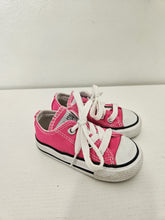 Charger l'image dans la galerie, Converse • Hot Pink Low Shoes 4C
