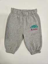 Cargar imagen en el visor de la galería, ROOTS • Colorful Back Logo Joggers
