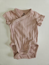 Charger l'image dans la galerie, H&amp;M • Chalk Pink Pointelle Bodysuit
