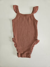 Cargar imagen en el visor de la galería, Baby Gap • Rust Ribbed Tank Bodysuit
