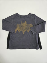 Cargar imagen en el visor de la galería, Baby Gap x Junk Food • Batman Shirt With Cape
