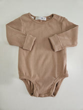 Cargar imagen en el visor de la galería, Zara • Clay Ribbed Bodysuit
