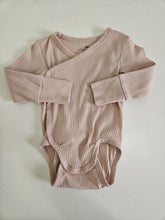 Cargar imagen en el visor de la galería, H&amp;M • Pink Ribbed Bodysuit
